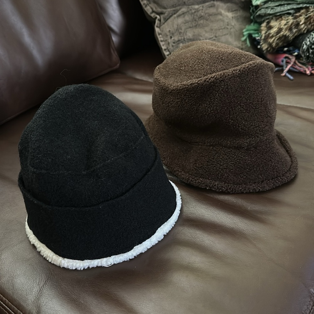 Two winter hats - Picture 6 of 6